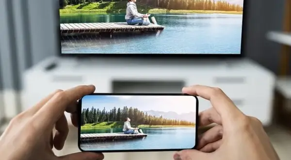 Jak połączyć telefon z TV? Bezprzewodowo i kablem, krok po kroku.