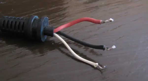 Który kabel to plus w zasilaczu? Sprawdź zanim podłączysz!