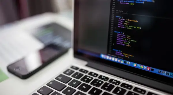 Laptop zwalnia? Sprawdź, jak go przyspieszyć za darmo i z inwestycją