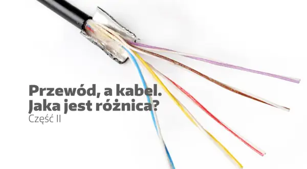 Rozdzielony czarny kabel z widocznymi kolorowymi przewodami: białym, niebieskim, żółtym, czerwonym, brązowym i fioletowym.