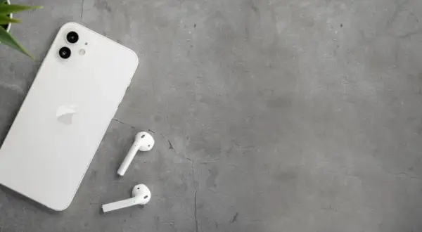 AirPods z iPhone: Połącz w mig! Rozwiąż problemy krok po kroku