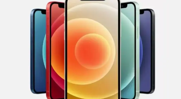 Pięć iPhone'ów 12 w różnych kolorach, ustawionych w rzędzie.