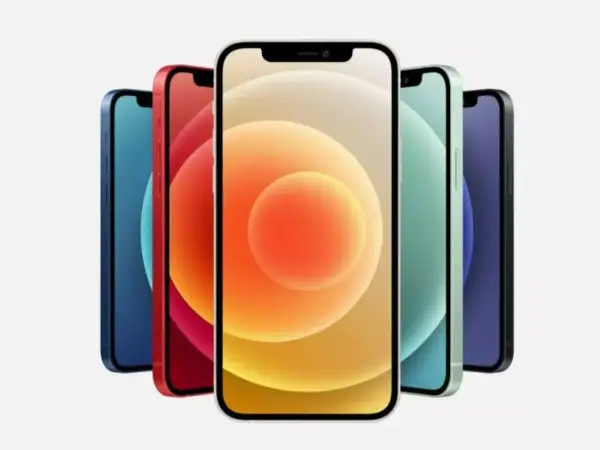 Pięć iPhone'ów 12 w różnych kolorach, ustawionych w rzędzie.